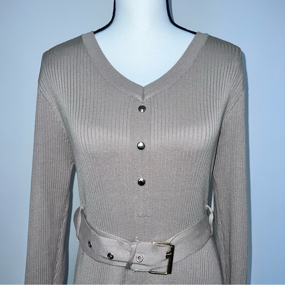 Form-Fitting Rib Knit Beige Button Down V Neck Lo… - image 3